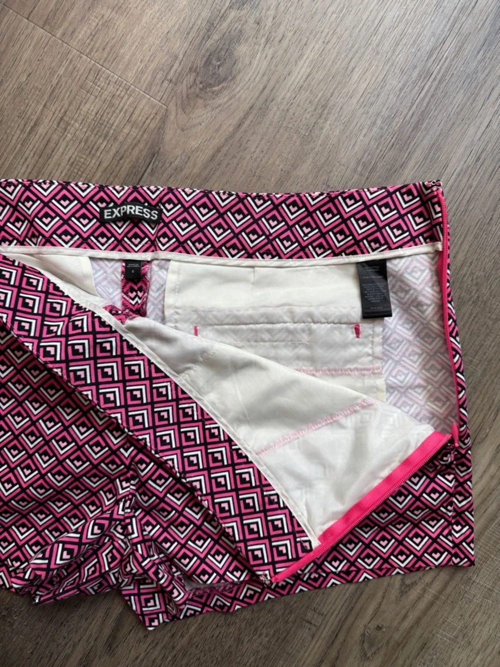 Express Pink Geometric Side Zip Casual Shorts - Size 8 - Picture 6 of 10